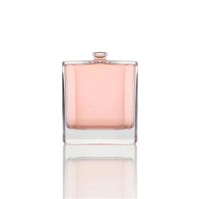 Parfum dans une bouteille carrée rose